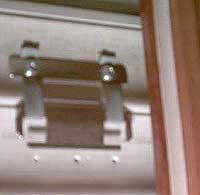 Einh&auml;ngen der Sicherungsklappe bezw. des Sicherungsb&uuml;gels