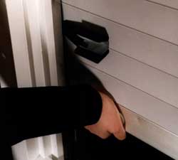 Schutz vor Einbruch mit der Rollladenklemme Ferrolix Rapid von Sträb